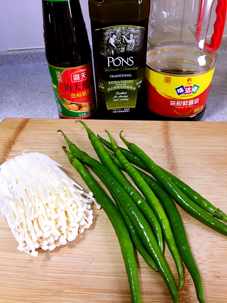 金针菇辣椒卷～美味快手菜的做法 步骤1
