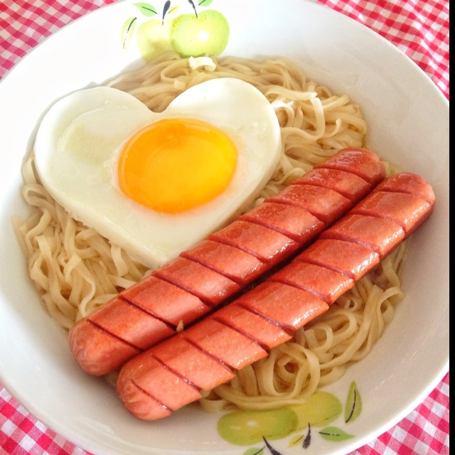 (*･ω･)雞蛋香腸公仔面（出前一丁）