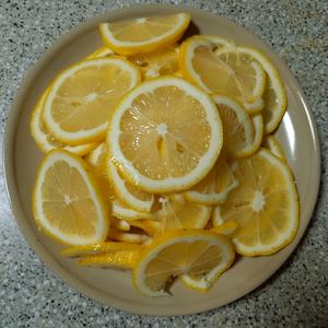 ☀自制蜂蜜柠檬 🍋            🍸清爽一夏的做法 步骤2
