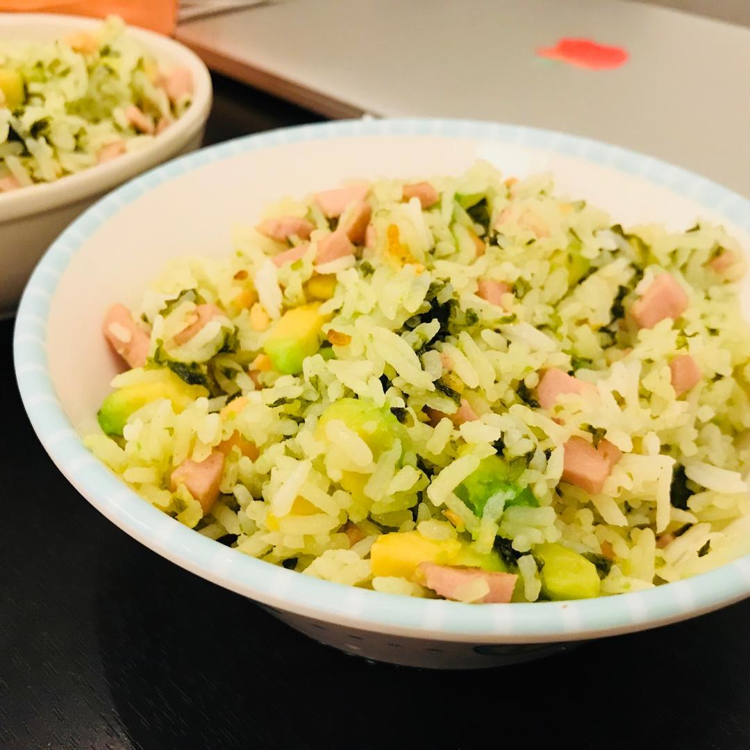 烟熏三文鱼牛油果香松炒饭