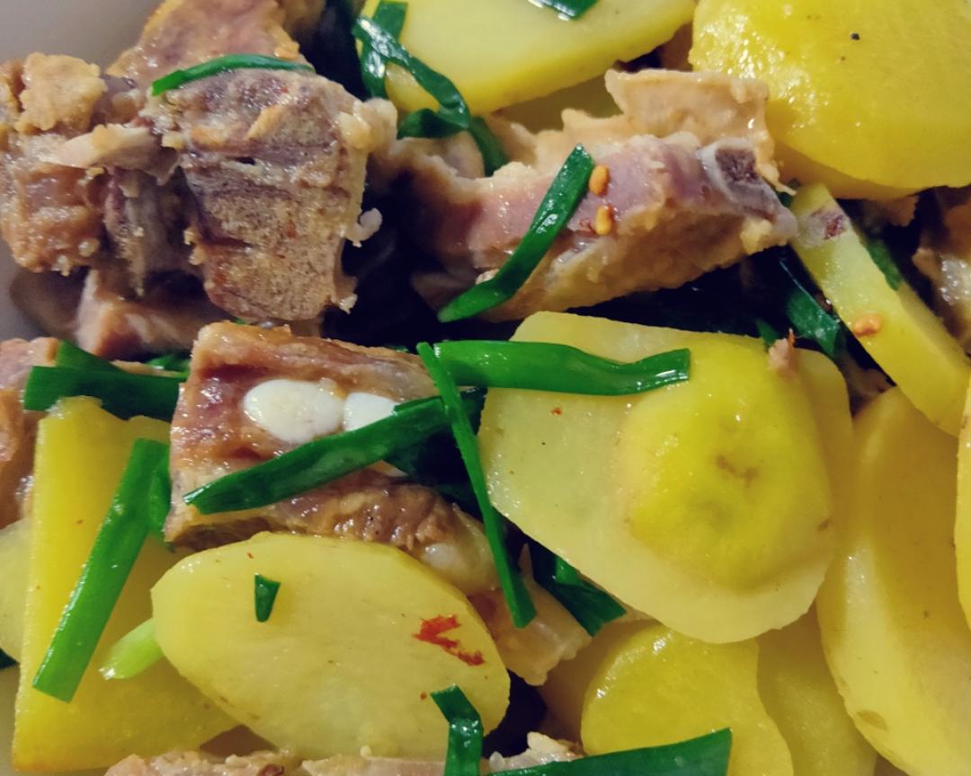 腊味十足的咸排骨（咸肉）焖土豆的做法