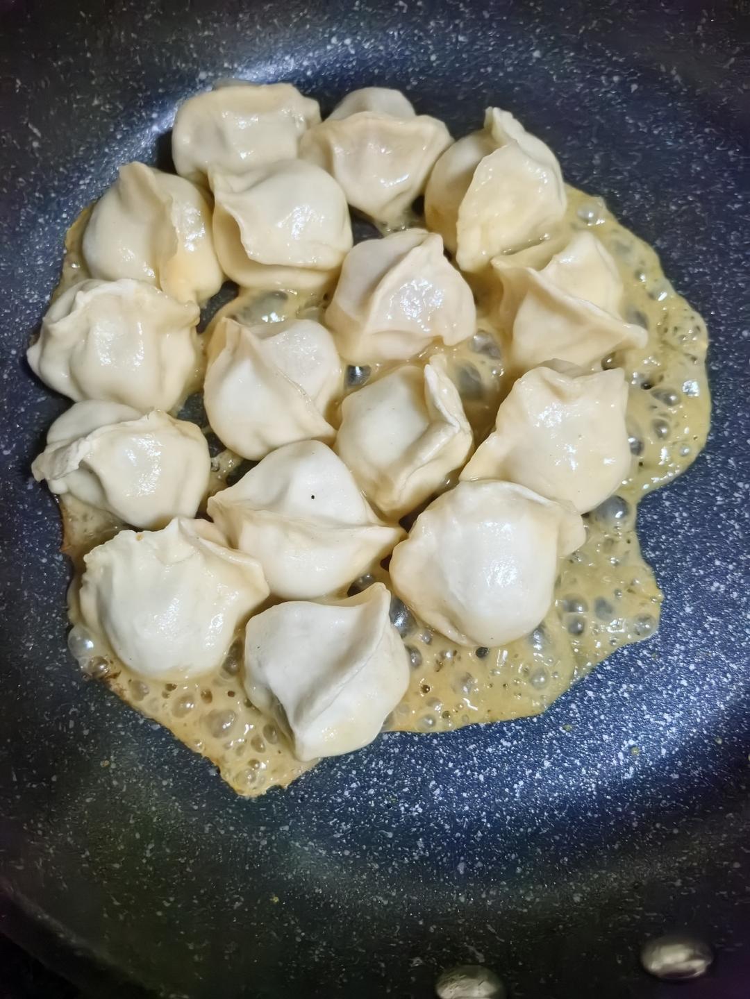 冰箱冷冻水饺做煎饺