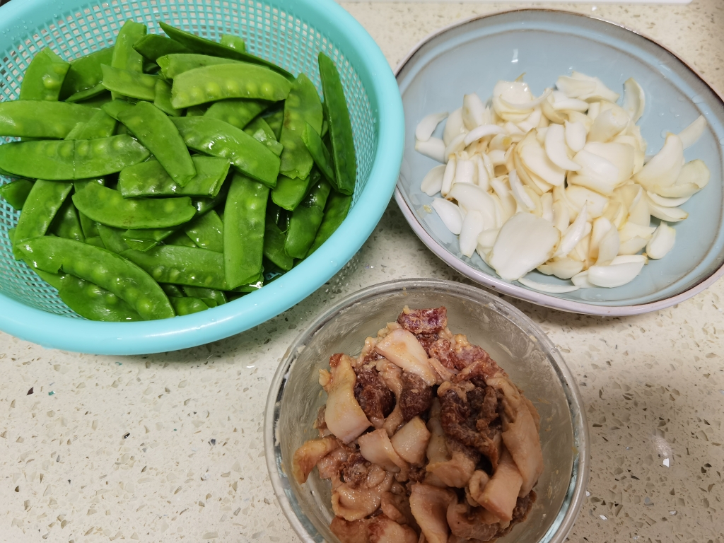 百合炒荷兰豆的做法 步骤1