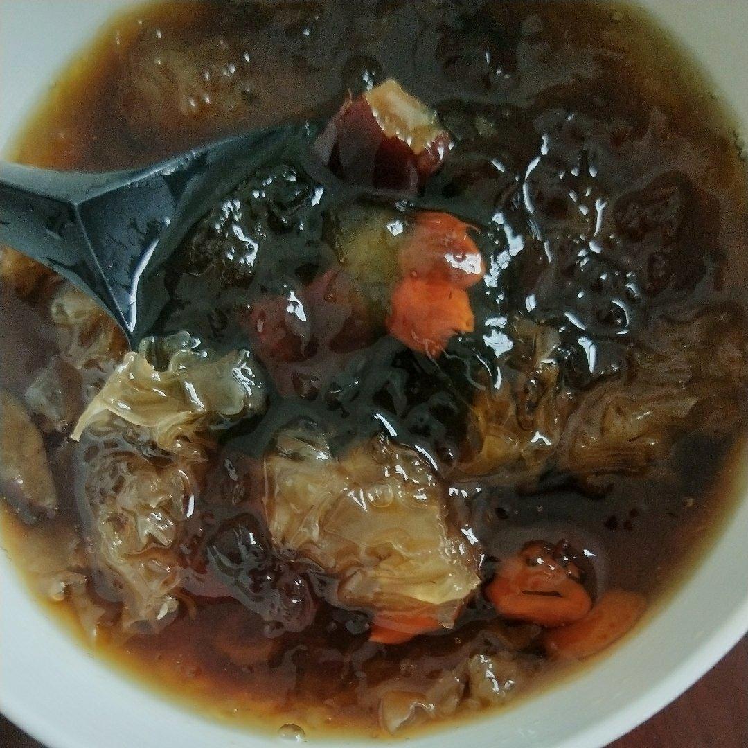 桃胶银耳红枣羹