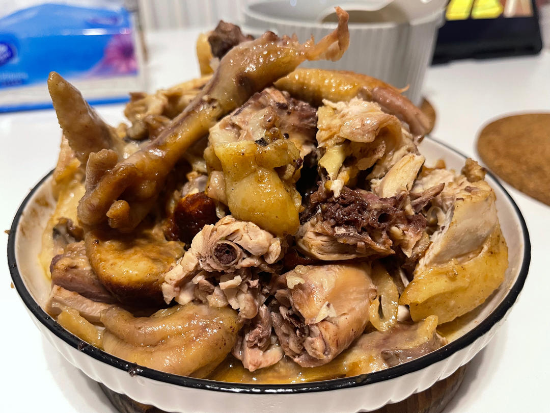 不加一滴水电饭煲焗鸡，鲜嫩多汁，好吃到添盘