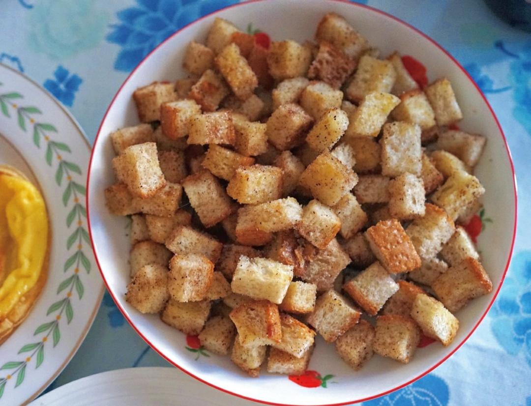 超级简单的焦糖肉桂面包粒