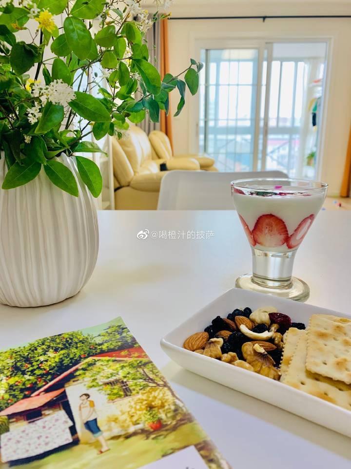 草莓坚果麦片酸奶杯