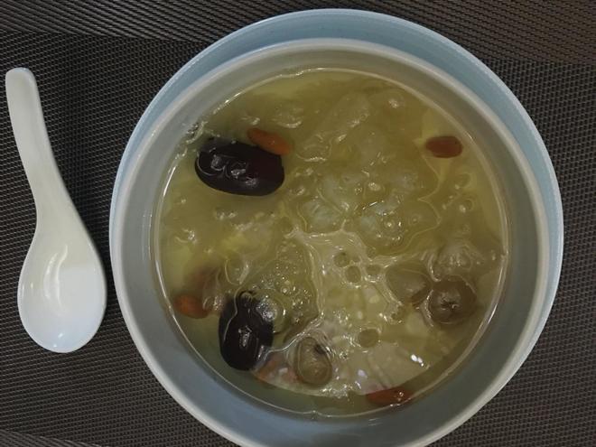 银耳桂圆枸杞大枣甜汤的做法