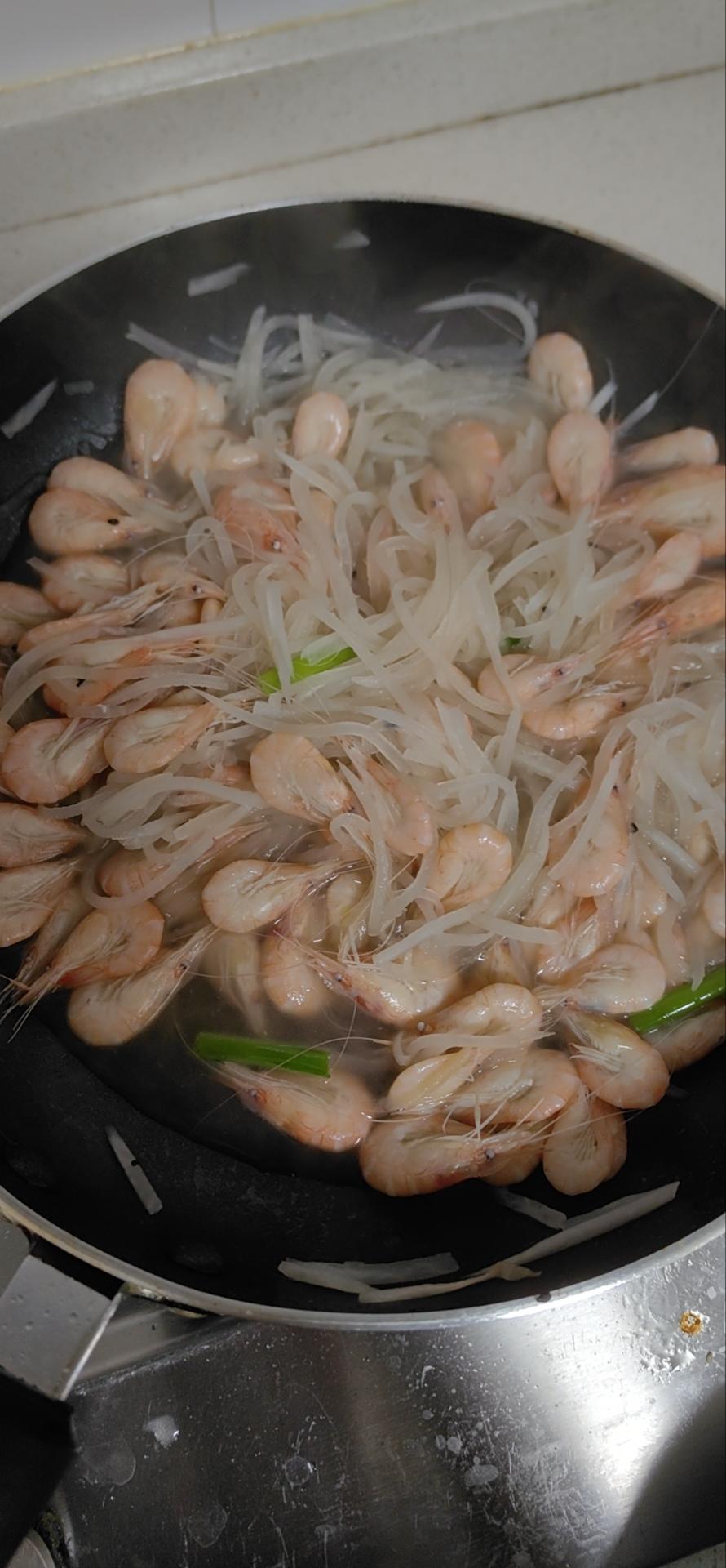 白萝卜丝烧白虾