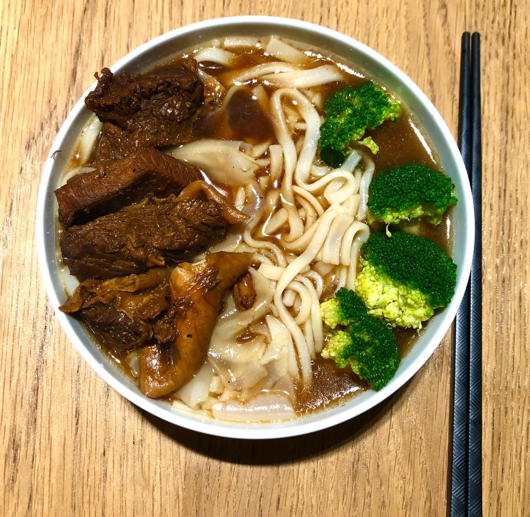 牛腩汤河粉