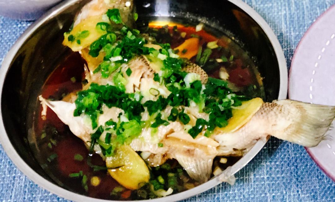 蜜汁好吃的蒸鲈鱼🐟的做法