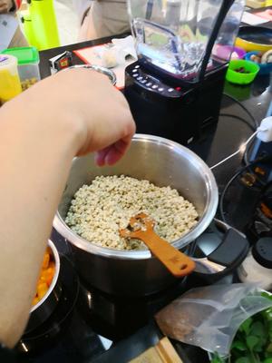 秋冬南瓜薏米暖沙拉的做法 步骤3