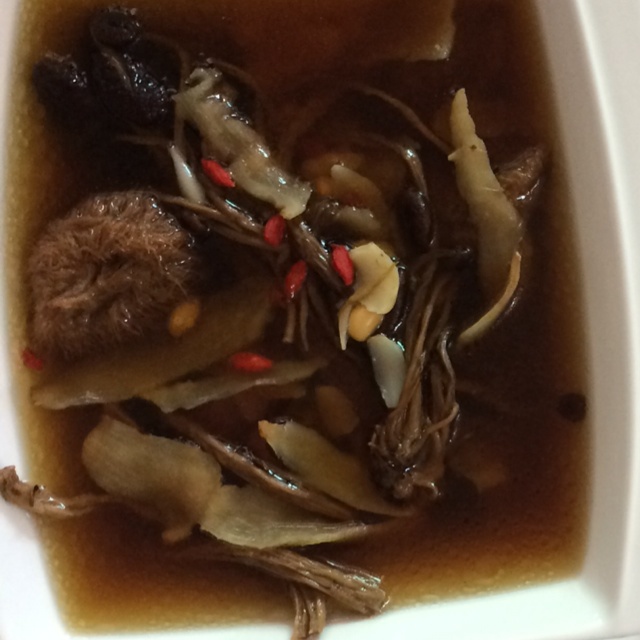 茶树菇黄豆脊骨汤