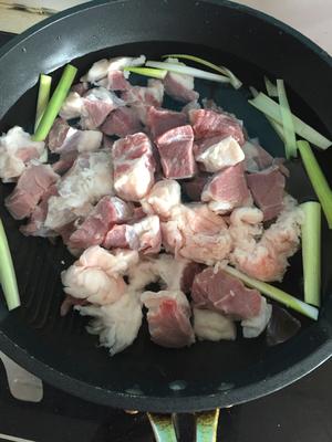 高压锅牛肉西红柿土豆的做法 步骤3