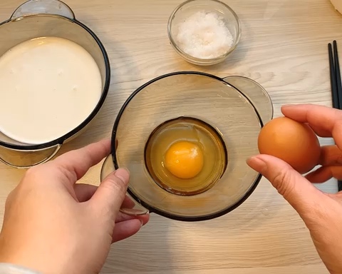 滋润嫩滑的牛奶炖蛋的做法 步骤1
