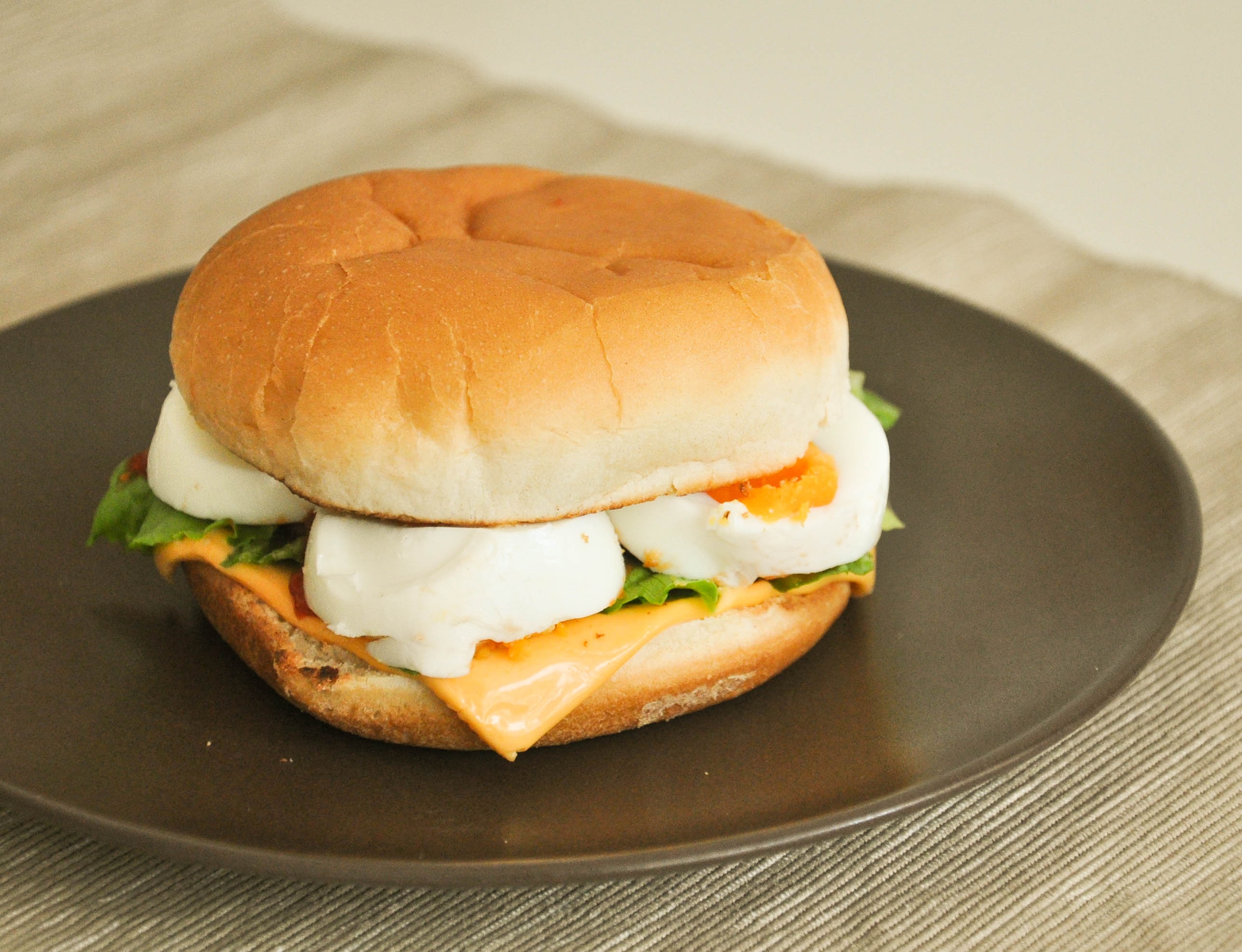 麻酱君做的一分钟自制麦当劳吉士蛋汉堡--口感无限接近