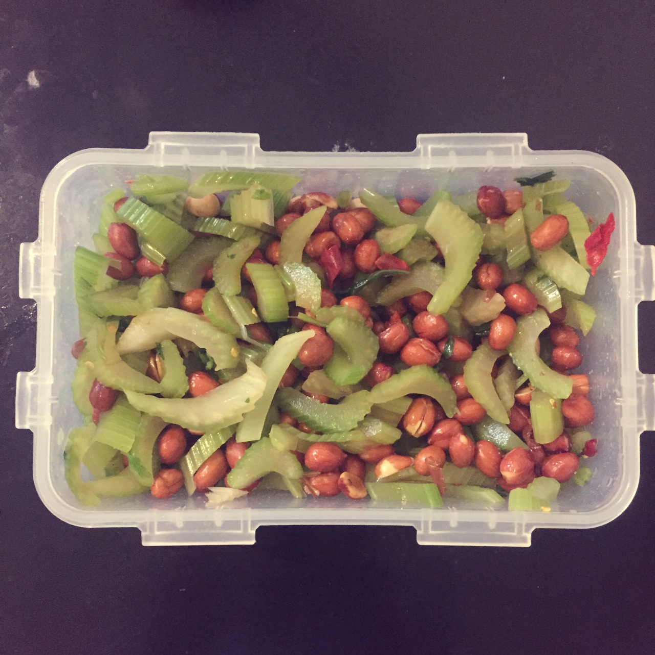 西芹胡萝卜拌花生