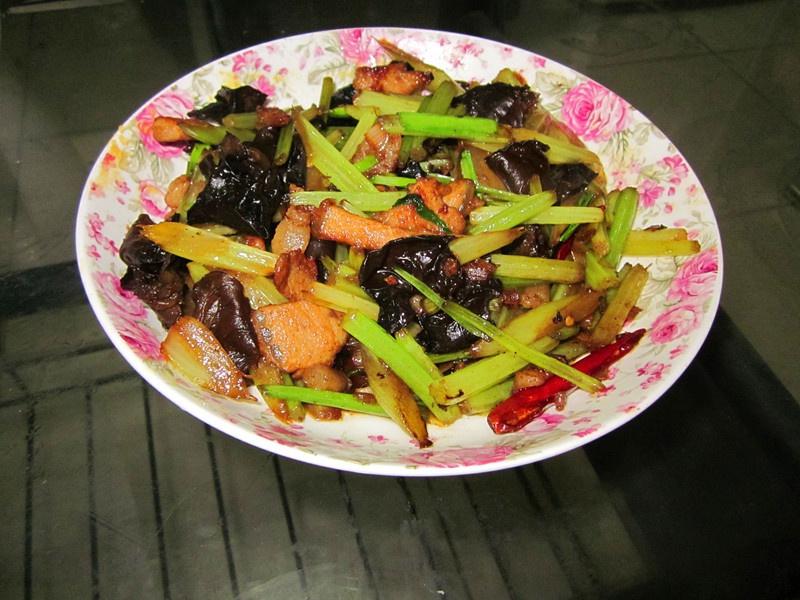 芹菜木耳炒肉丝