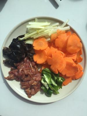 胡萝卜黑木耳炒肉片的做法 步骤4