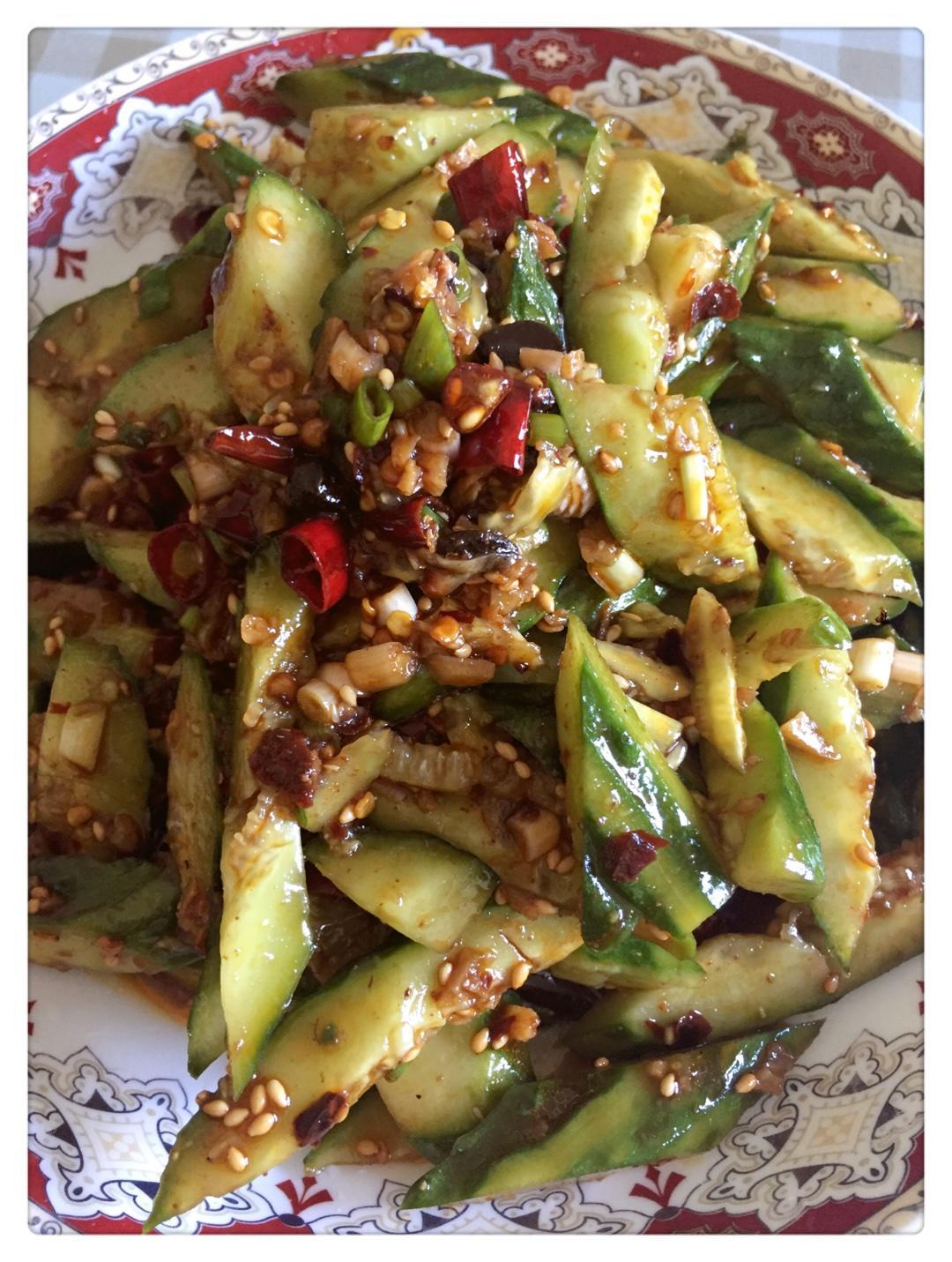 老干妈拍黄瓜的做法