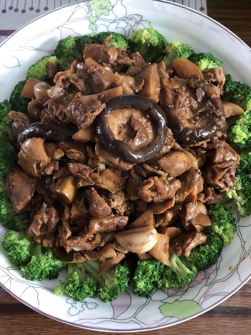 双菇烧鸡腿