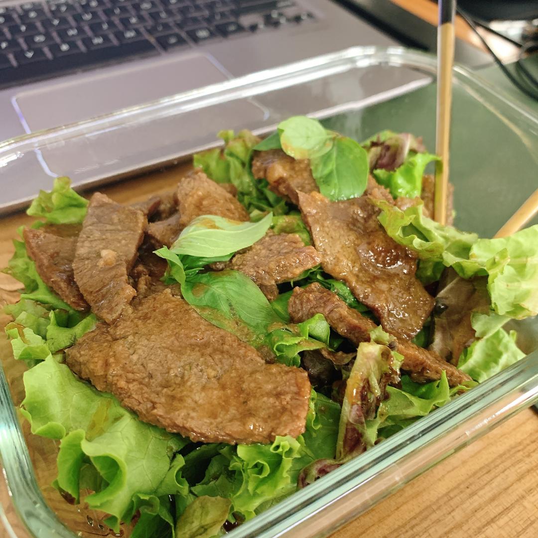 加了罗勒的烤牛肉真香呀～搭配沙拉超级棒