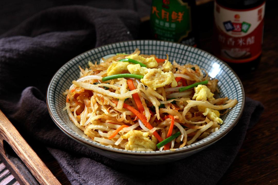 鸡蛋豆芽素炒饼