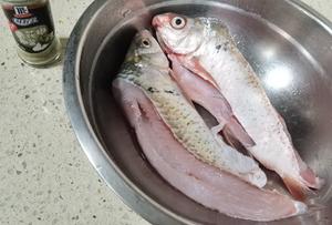 椒盐煎焗鲮鱼腩的做法 步骤1