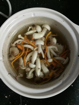 菌菇排骨汤的做法 步骤5