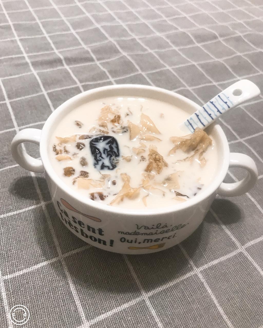 {何故居｝桃胶奶