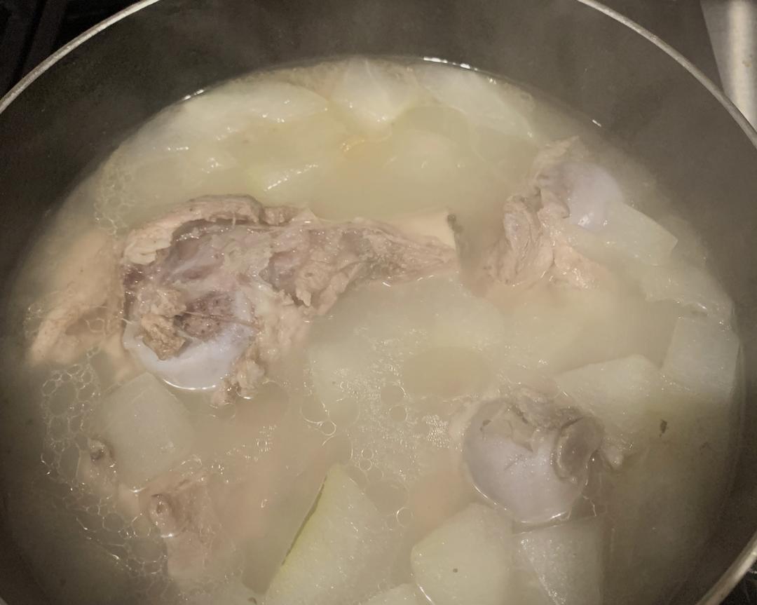 奶白色的筒骨冬瓜汤！