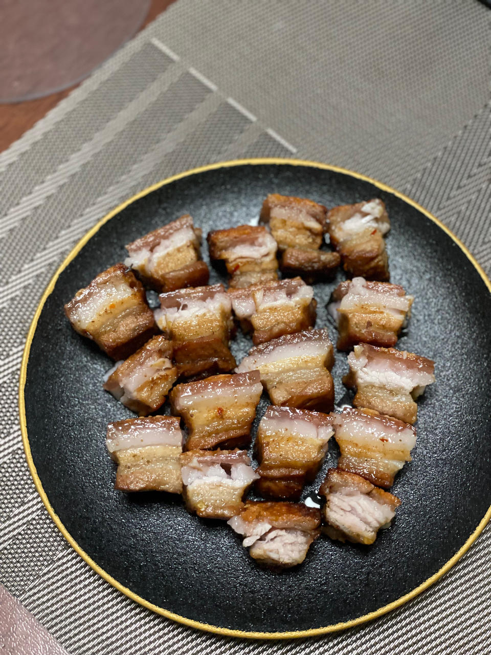 口水流一地的香酥脆皮烤五花肉😏