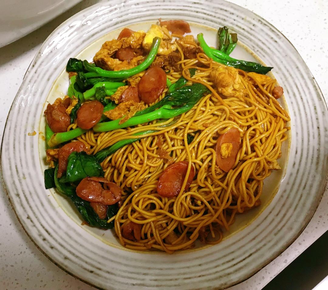 爱做饭滴兔子做的青菜鸡蛋烤肠炒面