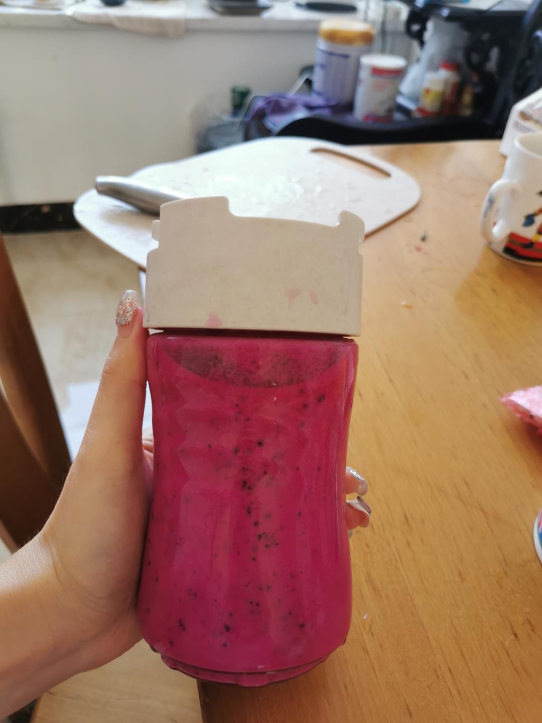 适合女生喝的饮品～火龙果酸奶奶昔