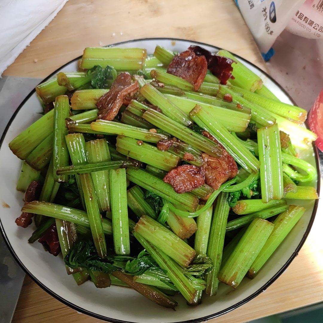 能干三碗饭的芹菜炒肉