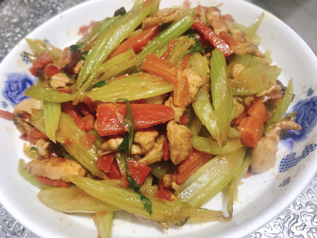 有点费米饭的芹菜炒肉