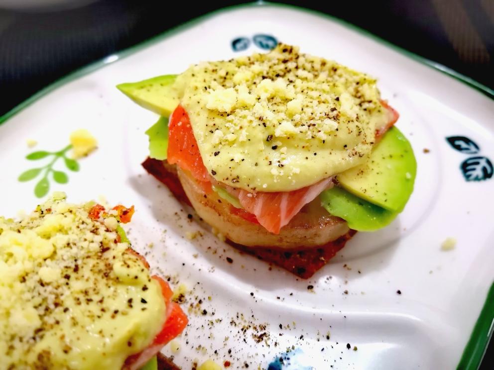 生酮汉堡:咸蛋黄牛油果味三文鱼的做法