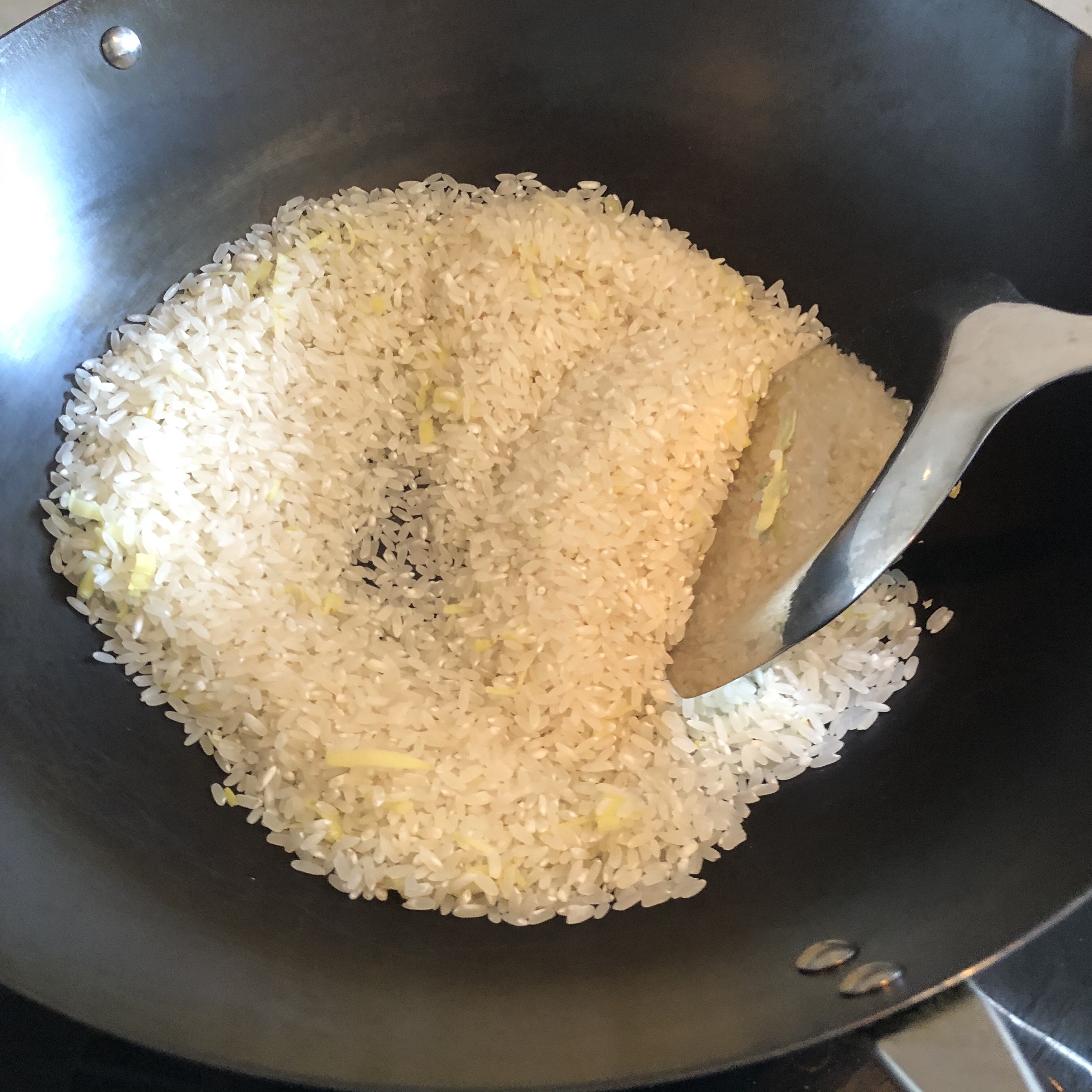 刮油养胃的姜丝炒米的做法 步骤4