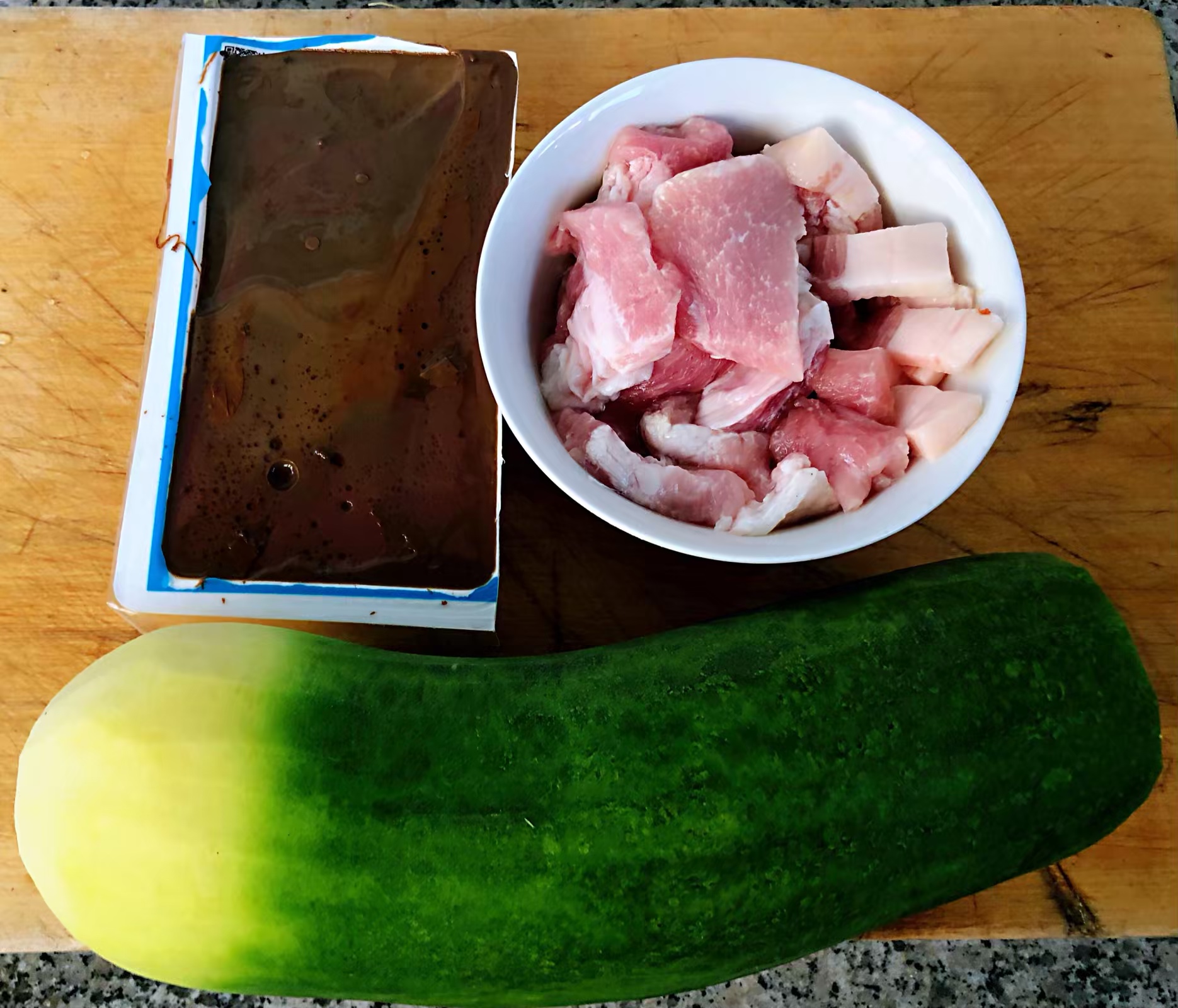 五花肉炖萝卜血豆腐的做法 步骤1