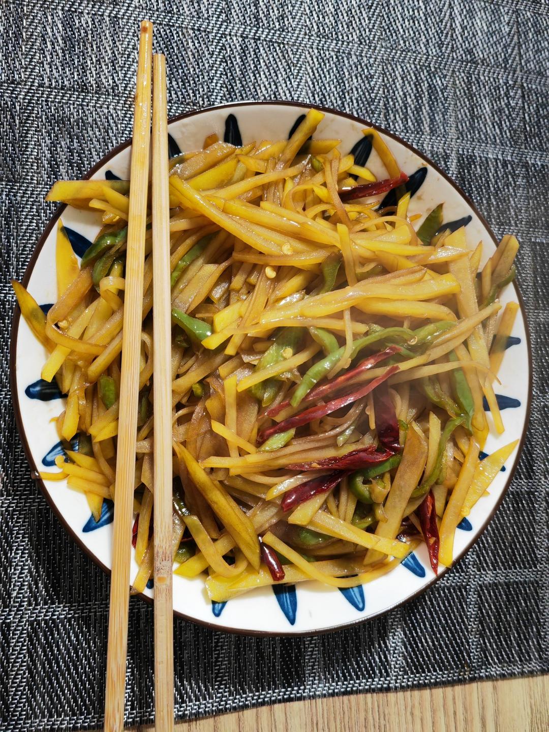 酸辣土豆丝，口感超级好的下饭菜。
