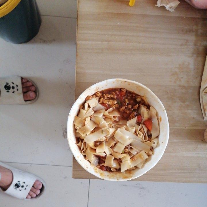 一碗根本不够的番茄肉酱面