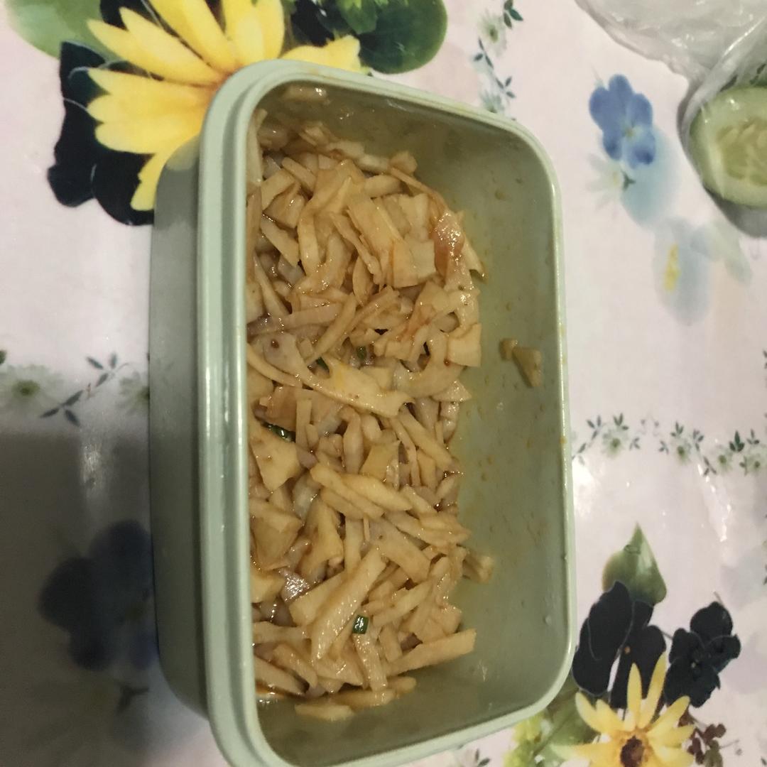 凉拌藕丝（秋夏必备的凉菜）