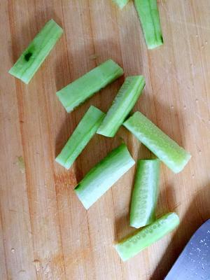 黄瓜拌白糖的做法 步骤2