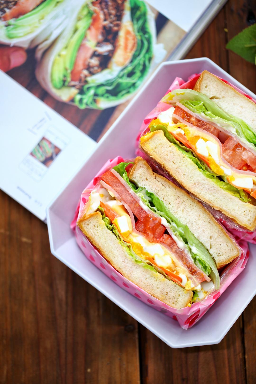 牛油果鸡蛋午餐肉三明治