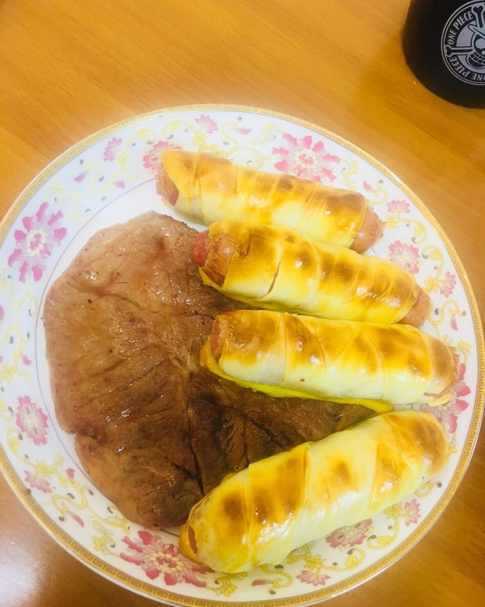 手抓饼皮版的可颂香肠卷