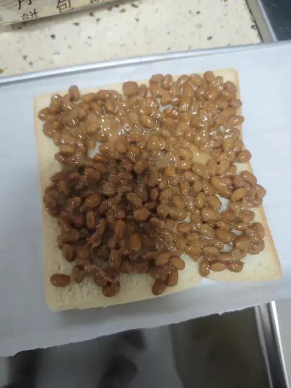 纳豆芝士水波蛋开放三明治