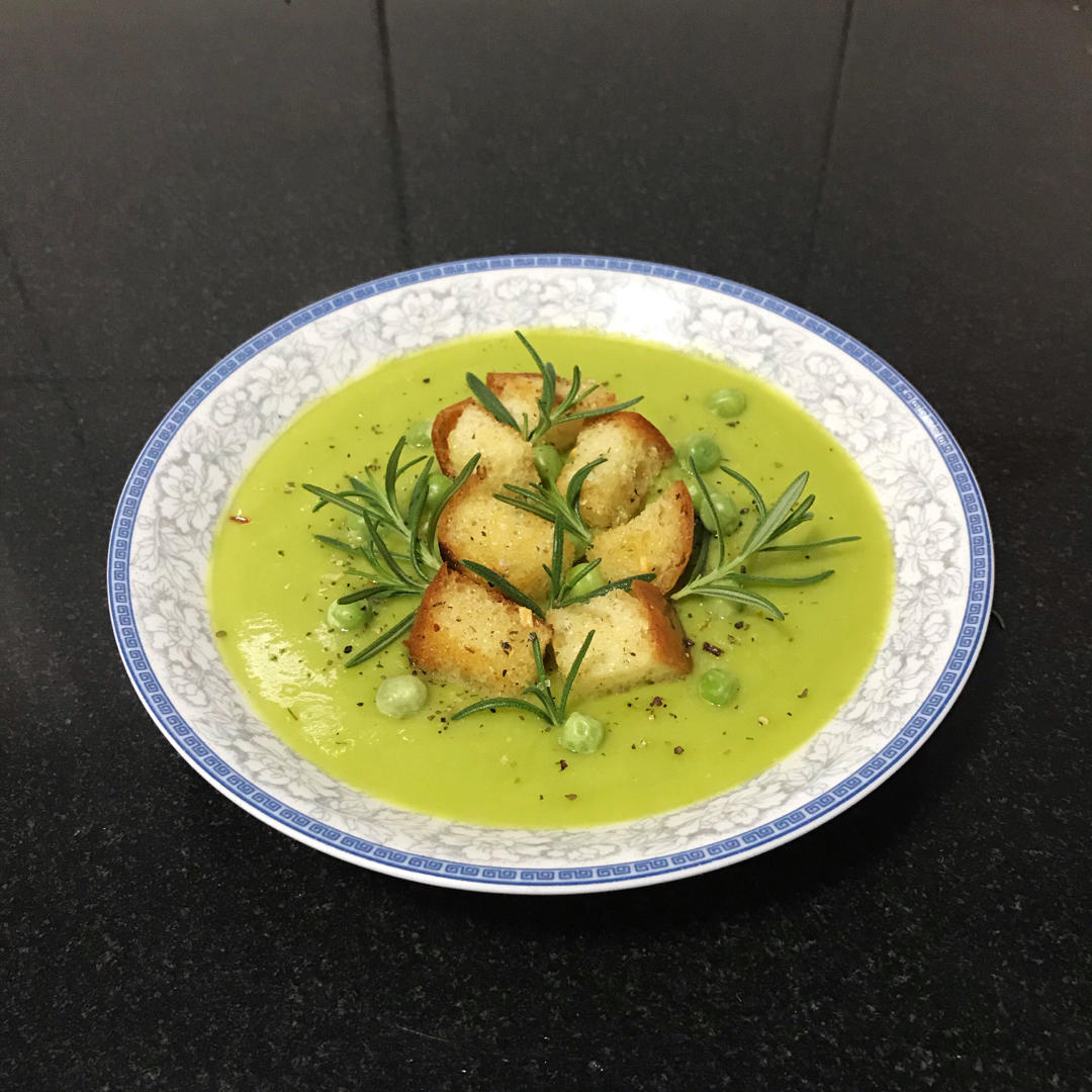 小美法式豌豆浓汤配蒜香面包