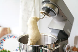 凯伍德厨师机食谱-香葱培根芝士面包卷的做法 步骤9