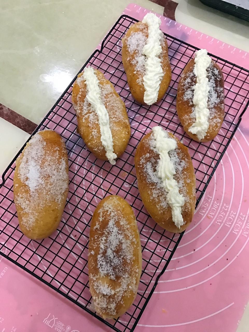 儿时去面包房必买的［椰丝奶油包］