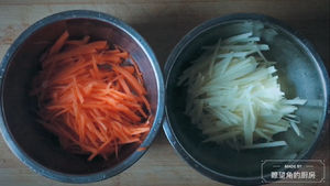 太美的胡萝卜土豆丝卷饼【视频】「瞭望角的厨房」的做法 步骤2